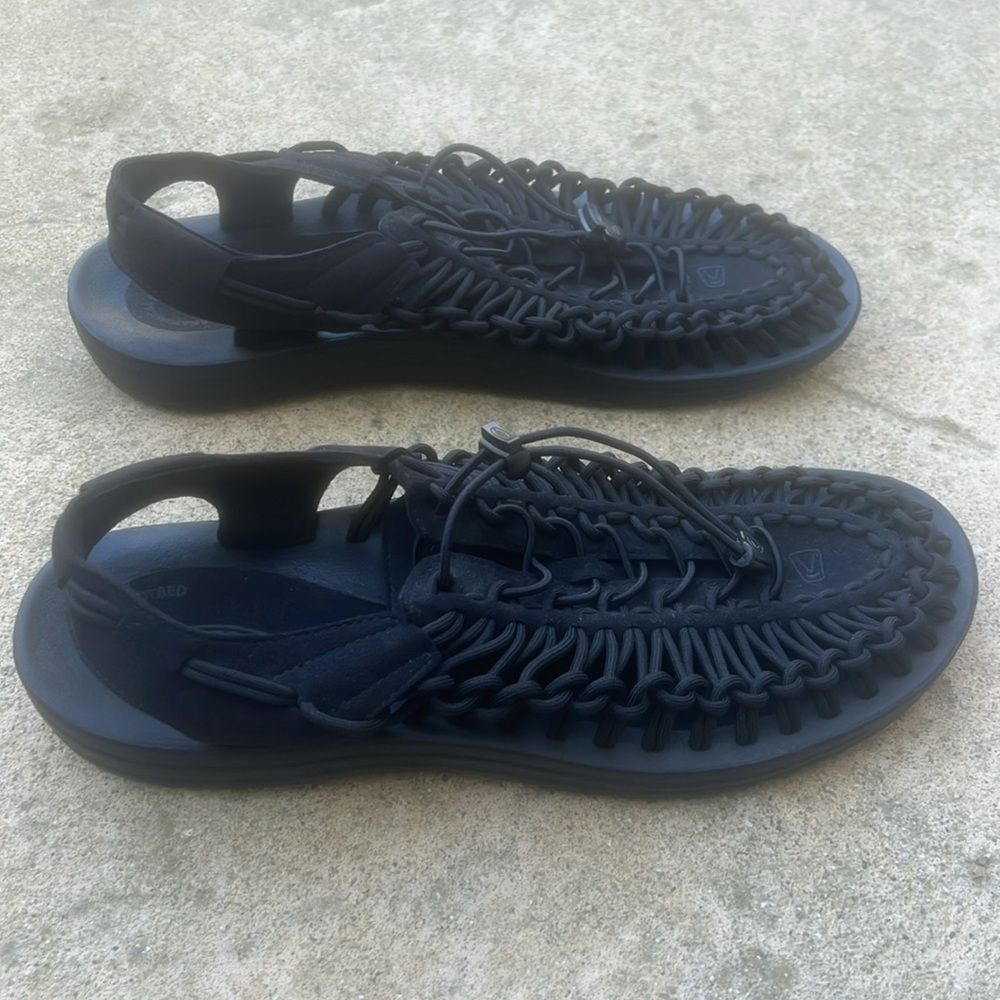 KEEN Men's UNEEK Classic Black Sandal Size 12 - Picture 4 of 8